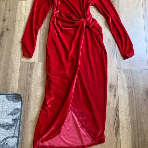 Beautiful red velvet dress - Picture 2 of 6